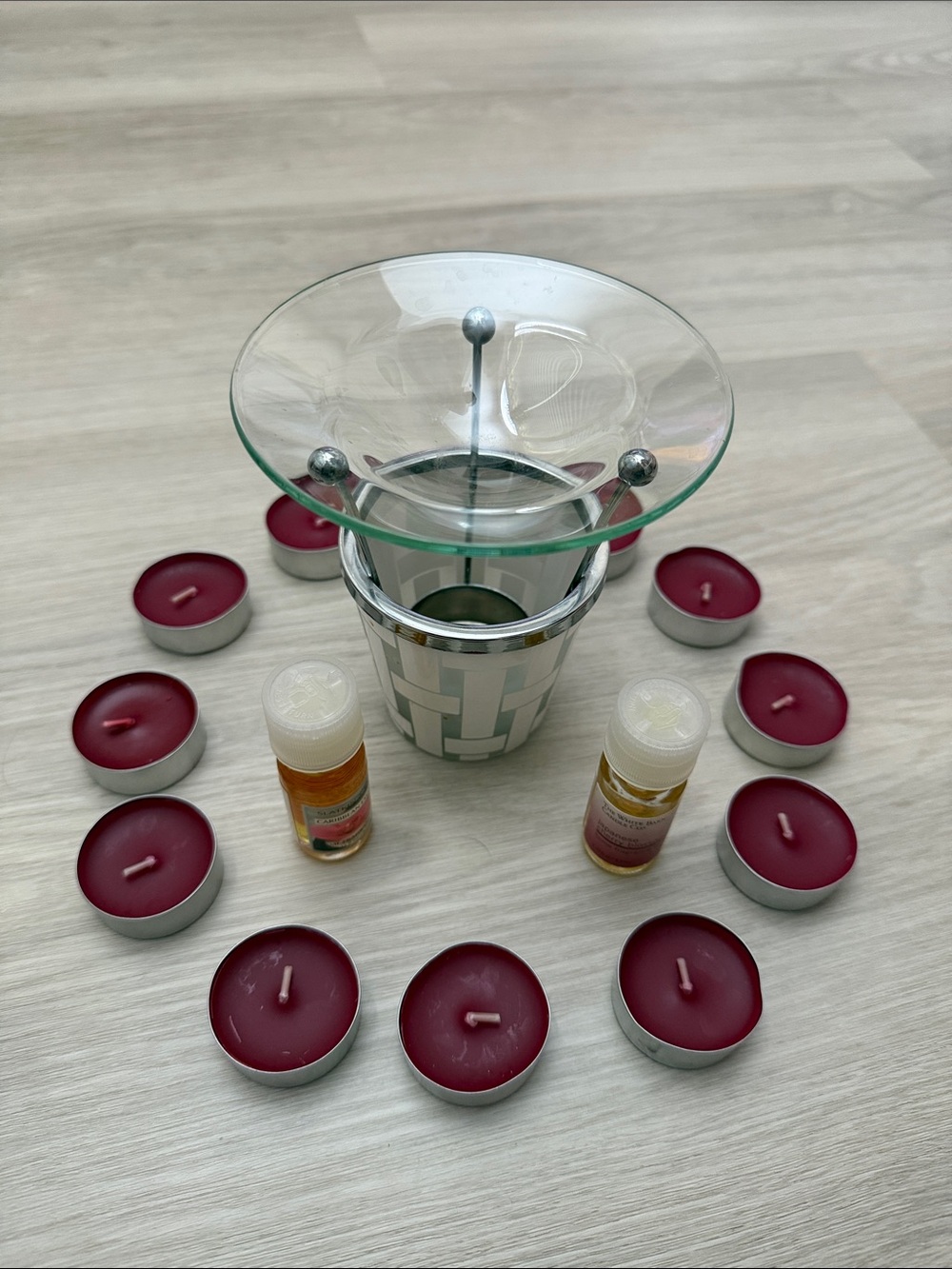 Bath & Body Works Glass & Metal Oil Warmer with Burgundy Tealights